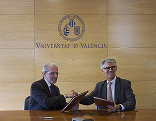 El rector Esteban Morcillo i Emilio Martínez Poyatos, representant del despatx d’advocats.
